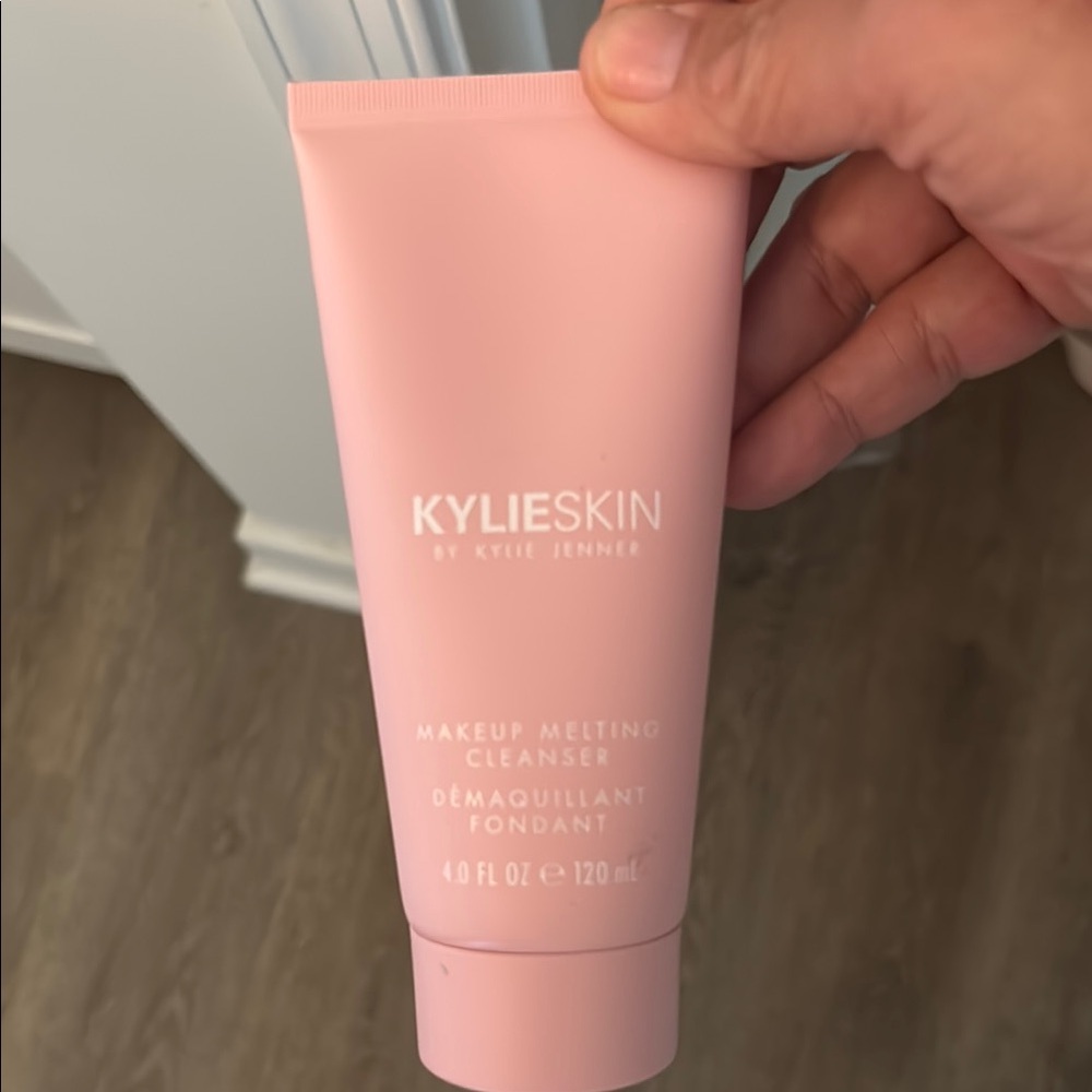 Kylie Cosmetics Pink Makeup Melting Cleanser